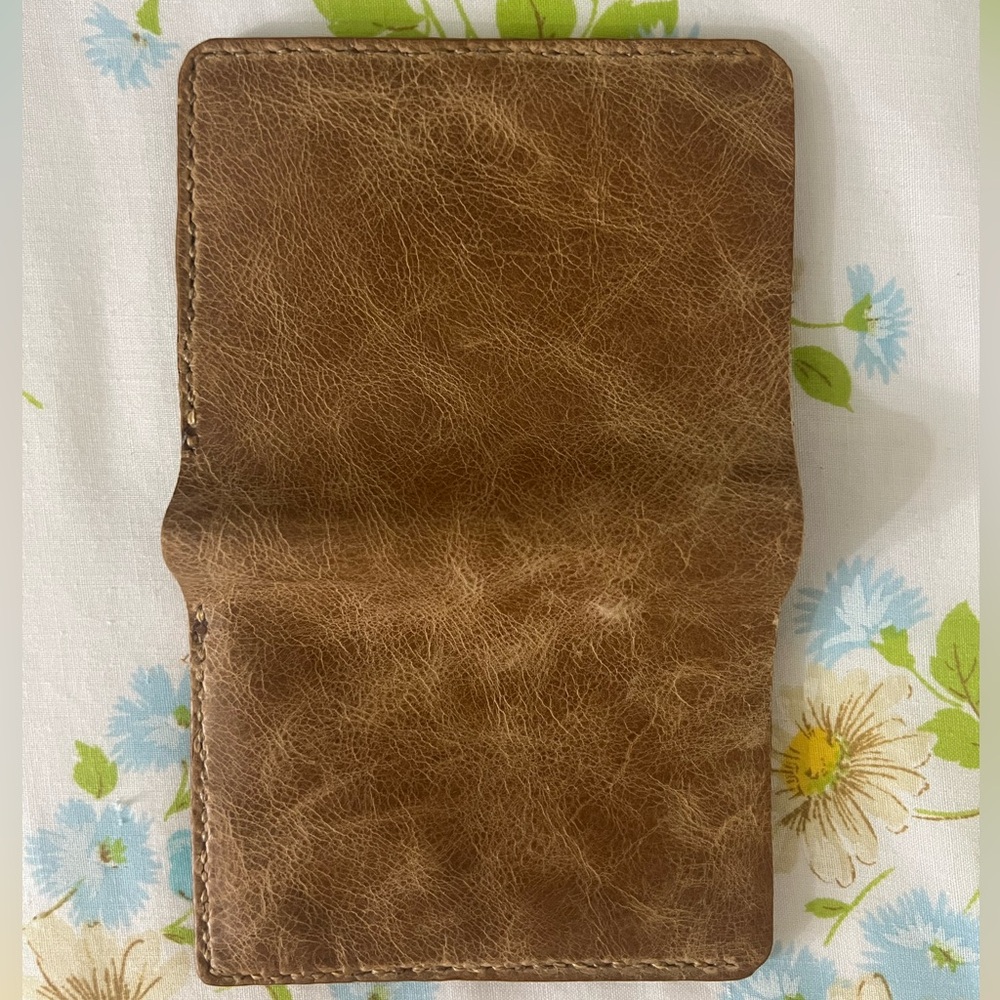 Hand Crafted Brown Wallet with Timeless Elegance - Picture 3 of 5